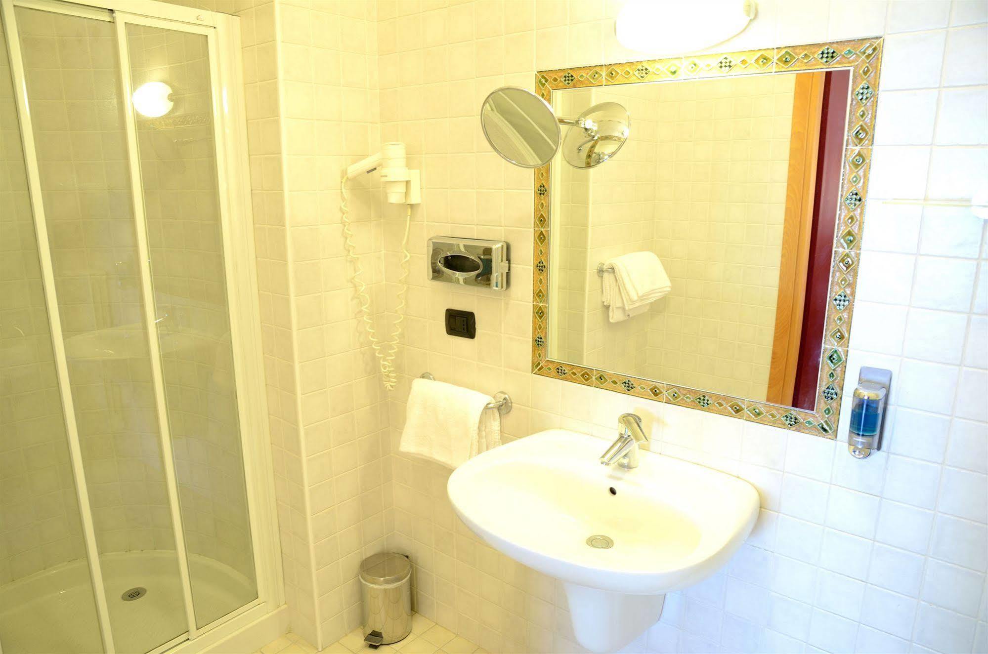 Hotel Hdomus Nogarole Rocca Eksteriør billede