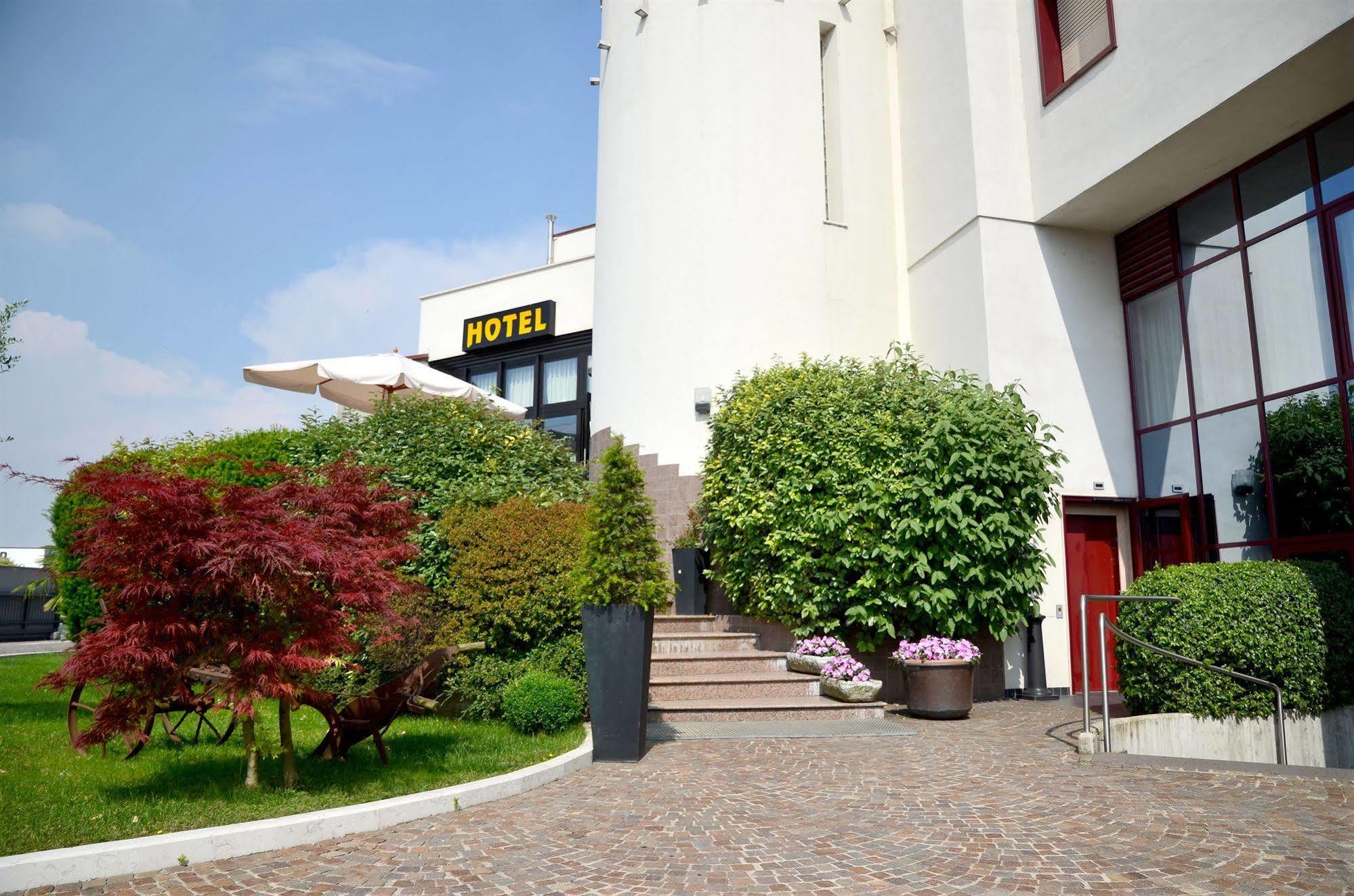 Hotel Hdomus Nogarole Rocca Eksteriør billede